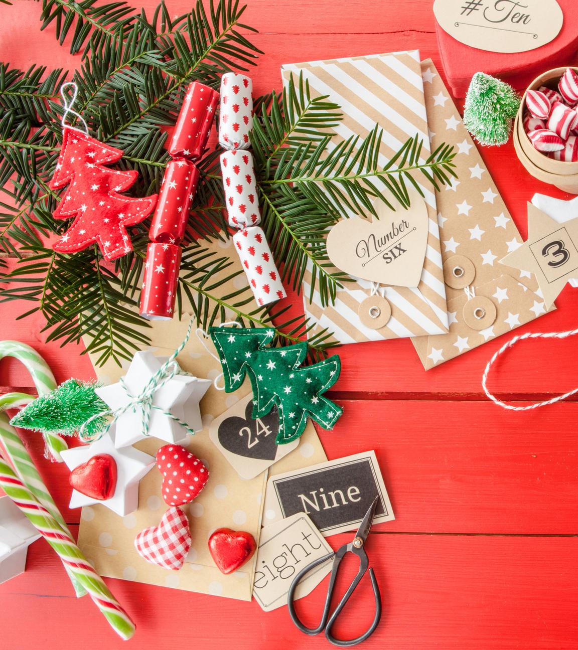 Diverses Zubehör um einen Adventskalender selbst zu basteln und zu befüllen.