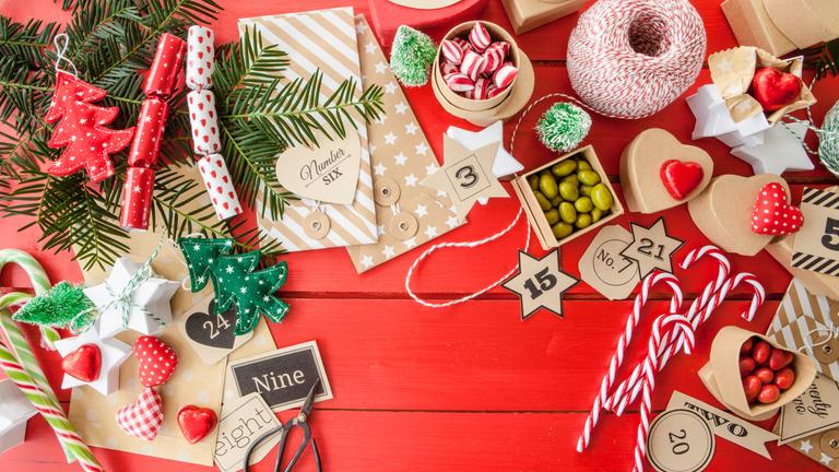 Diverses Zubehör um einen Adventskalender selbst zu basteln und zu befüllen.