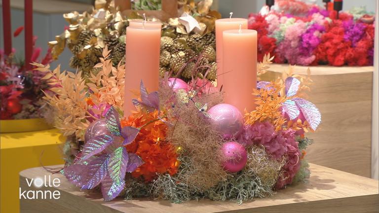 Adventskranz mit roséfarbenen Kerzen