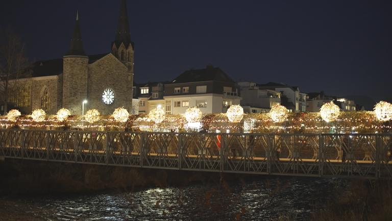 Adventslichter an einer Brücke im Ahrtal