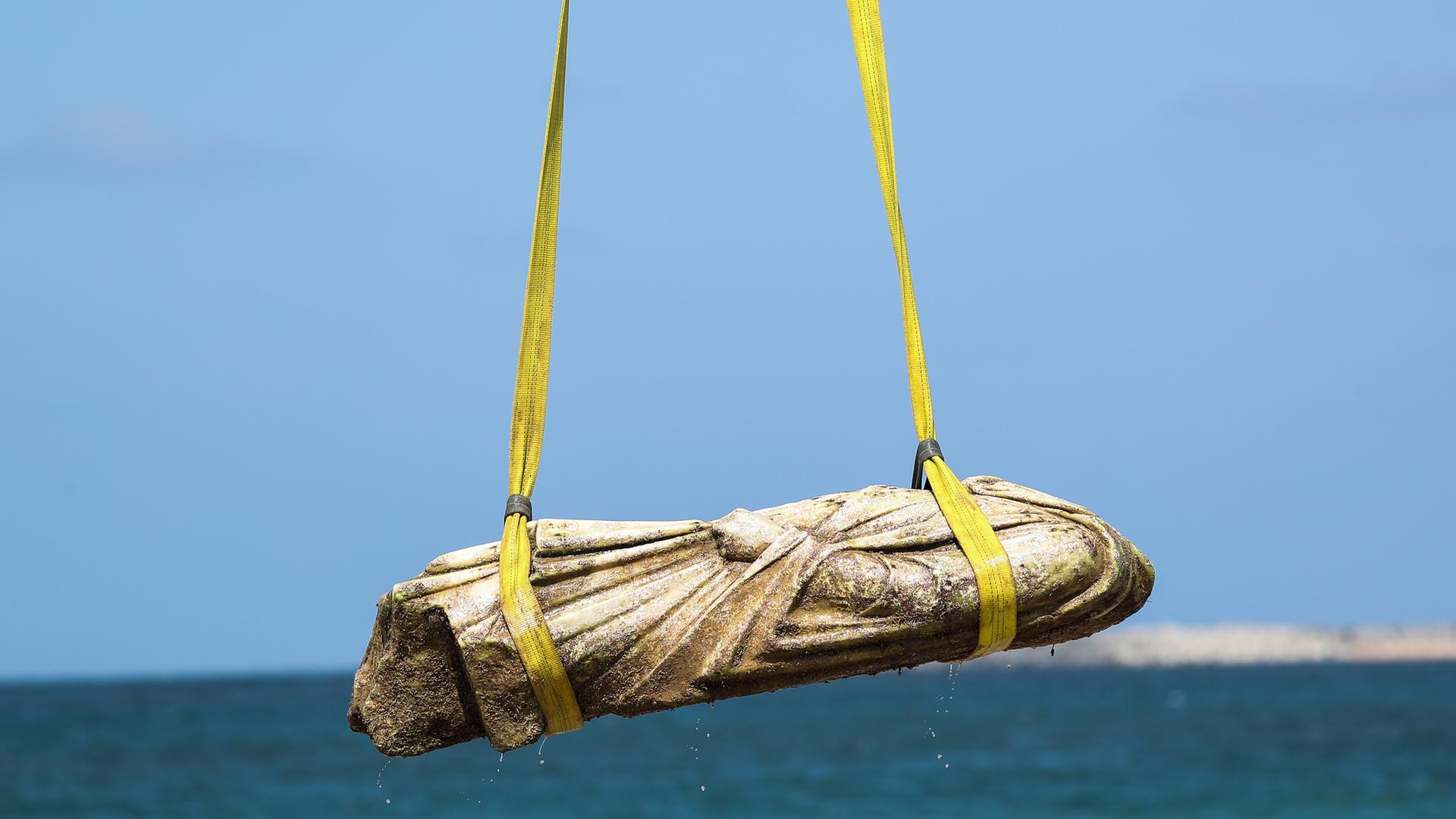 21.08.2025, Ägypten, Abu Qir Hafen: Ein antikes Artefakt wird im Hafen von Abu Qir vom Meeresgrund des Mittelmeers geborgen.