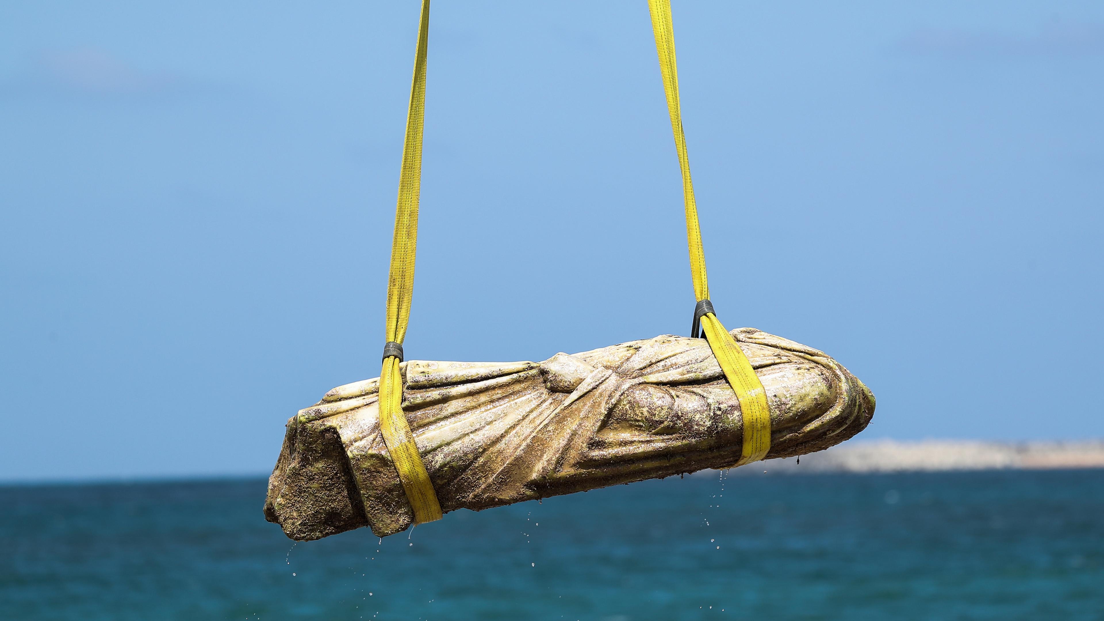 21.08.2025, Ägypten, Abu Qir Hafen: Ein antikes Artefakt wird im Hafen von Abu Qir vom Meeresgrund des Mittelmeers geborgen.