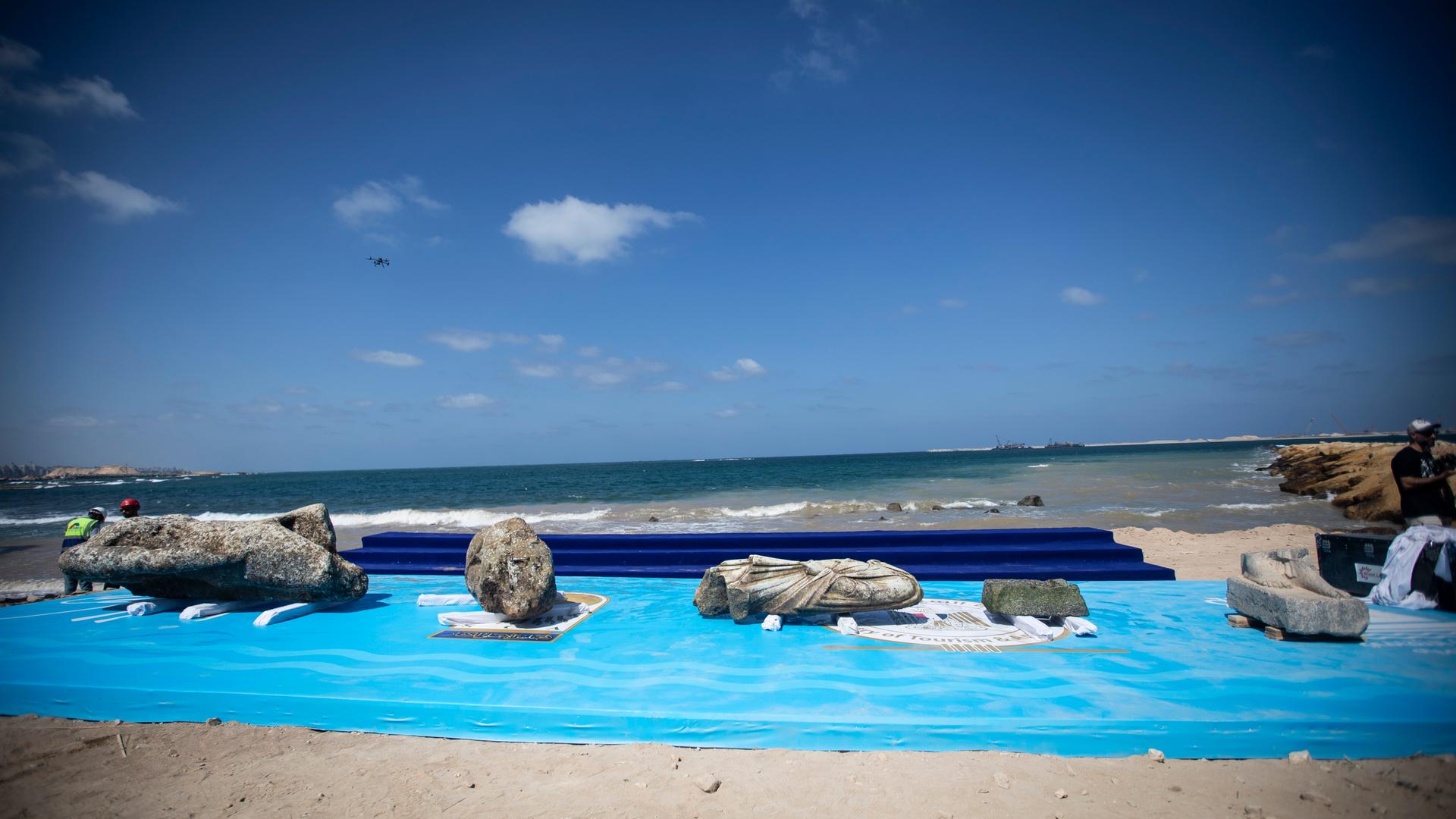 21.08.2025, Ägypten, Abu Qir Hafen: Die geborgenen Artefakte werden im Hafen von Abu Qir in Alexandria ausgestellt.