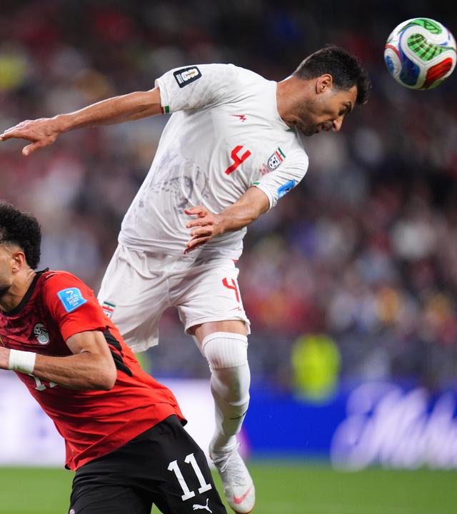 Irans Shoja Khalilzadeh köpft den Ball