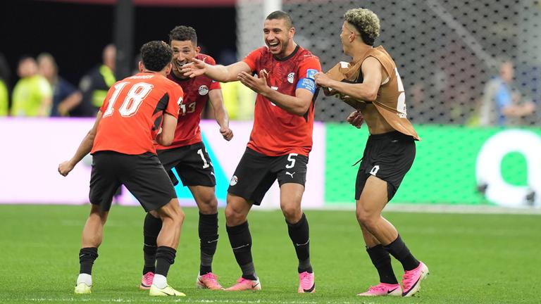 Fußballer Ramy Rabia und seine Fußballkollegen aus Ägypten jubeln nach dem Sieg im Spiel der Gruppe G der FIFA-Weltmeisterschaft 2026 zwischen Neuseeland und Ägypten im BC Place Stadium in Vancouver, Kanada, am 21.06.2026.