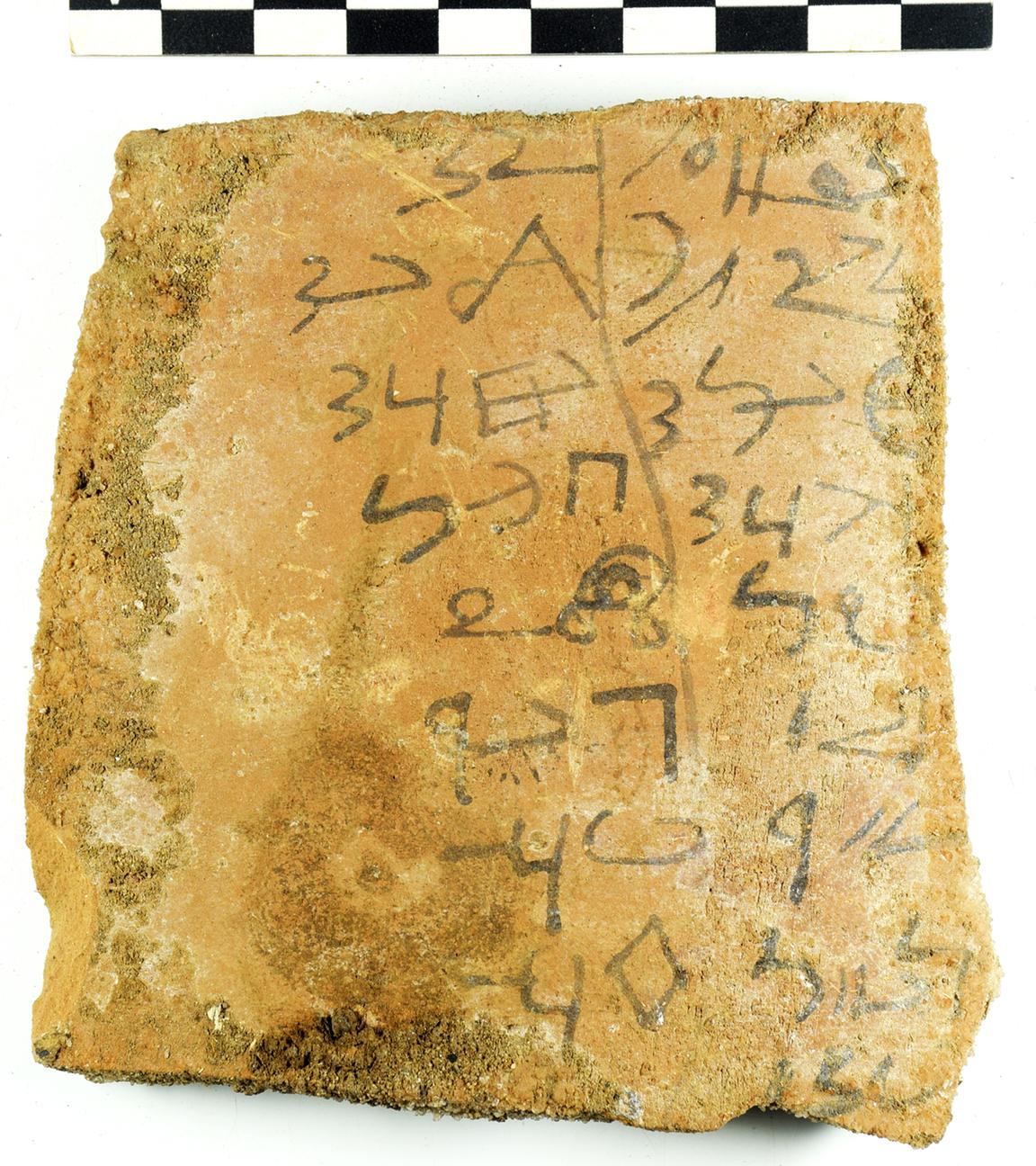 Ostraka, eine beschriftite Keramikscherbe aus der Antike.