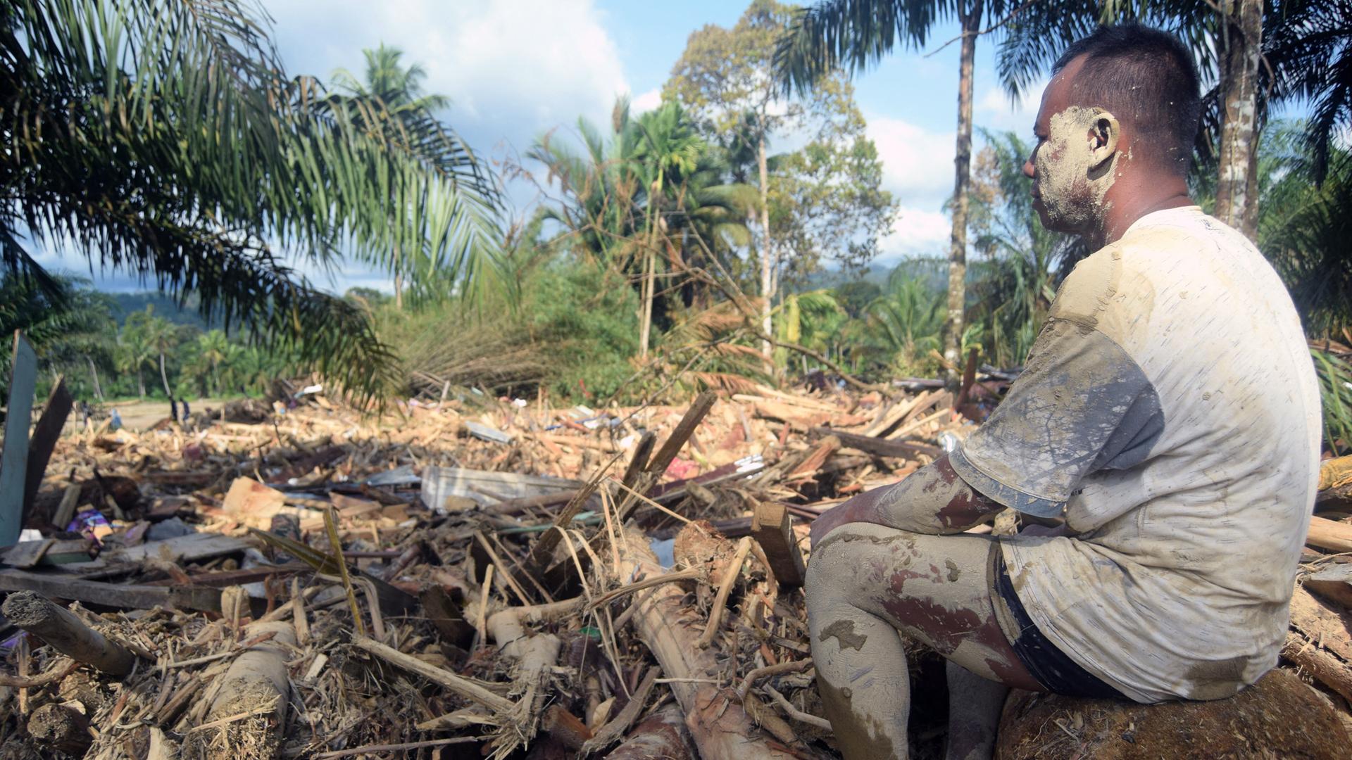 Blick auf die Zerstörung unter den Holztrümmern, die von Sturzfluten verursacht wurden, während die Such- und Rettungsmaßnahmen im indonesischen Dorf Aek Ngadol, Nord-Sumatra, am 03.12.2025 fortgesetzt werden. 