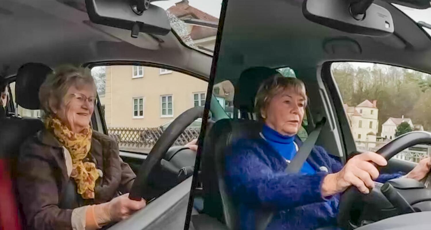 Zwei Seniorinnen machen den Fahrtauglichkeits-Check