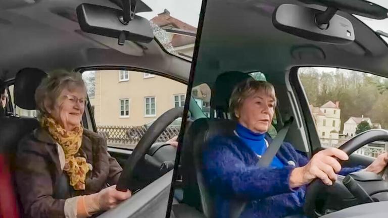 Zwei Seniorinnen machen den Fahrtauglichkeits-Check