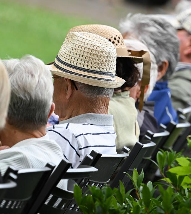 Ältere Menschen sitzen im Kurpark - Symbolfoto