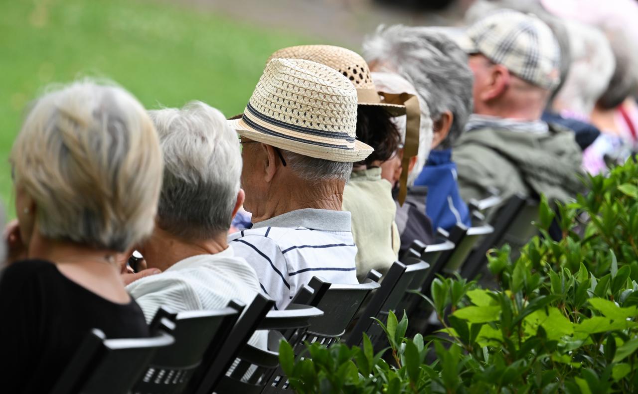 Ältere Menschen sitzen im Kurpark - Symbolfoto