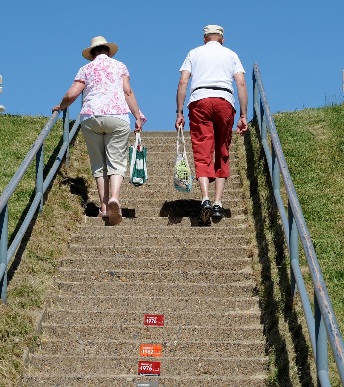 Älteres Ehepaar steigt Treppen