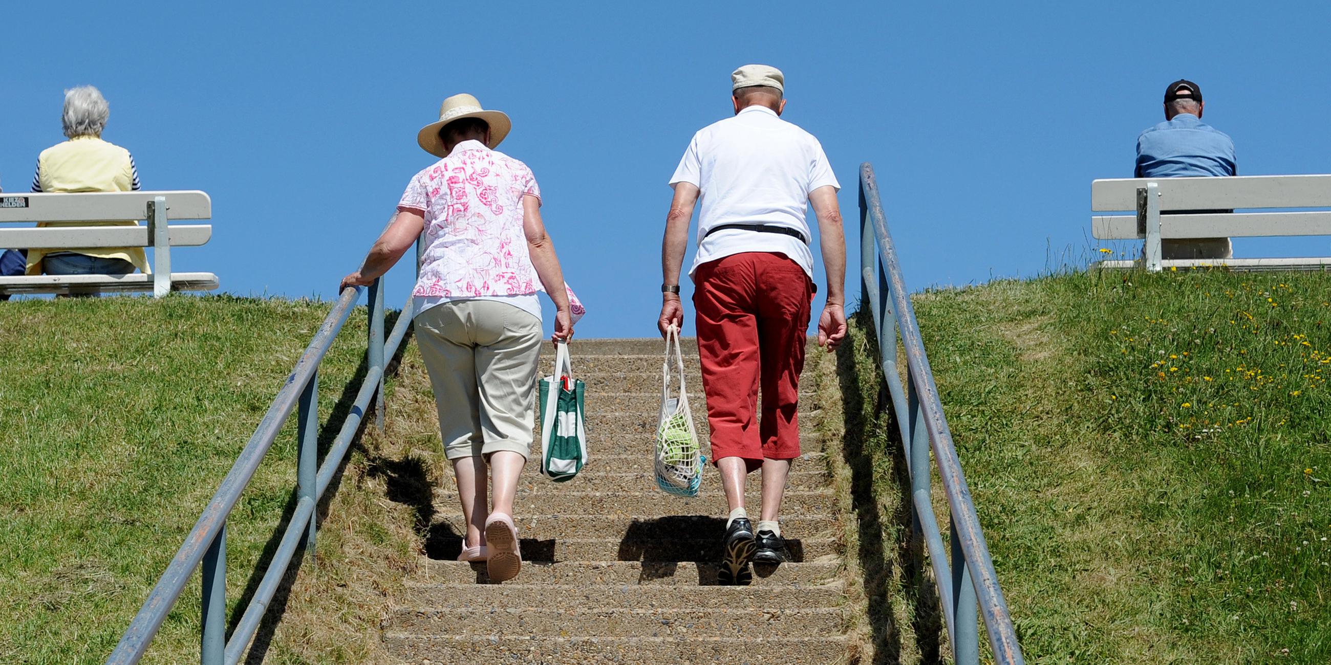 Älteres Ehepaar steigt Treppen