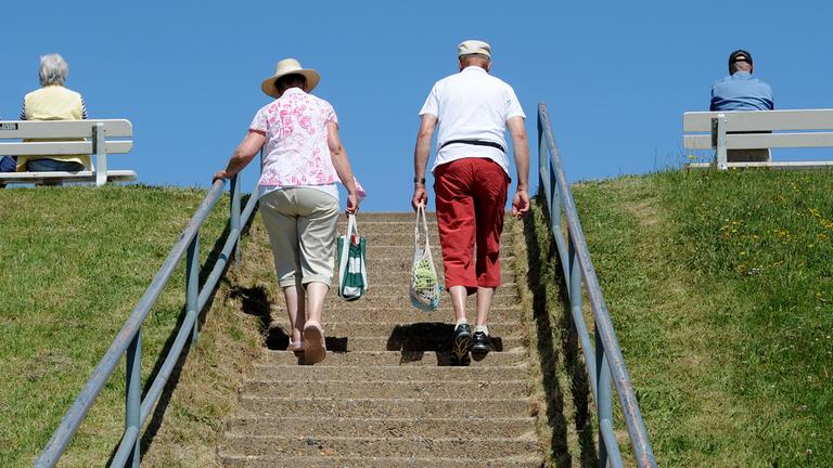Älteres Ehepaar steigt Treppen