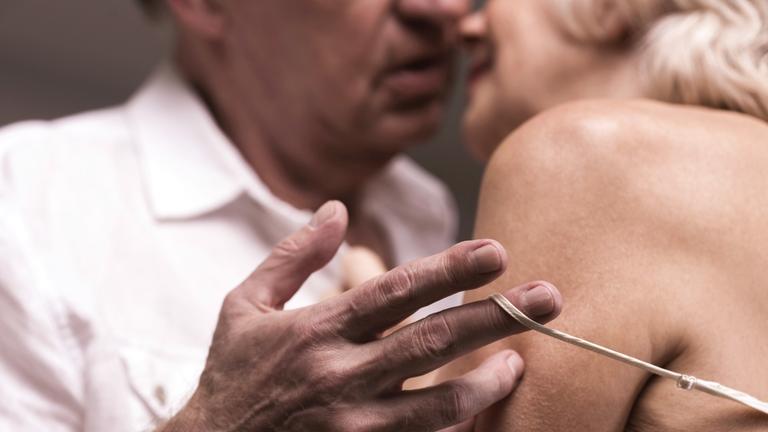 Älteres Paar küssen sich