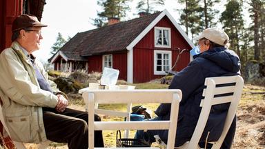 Älteres Paar sitzt draußen