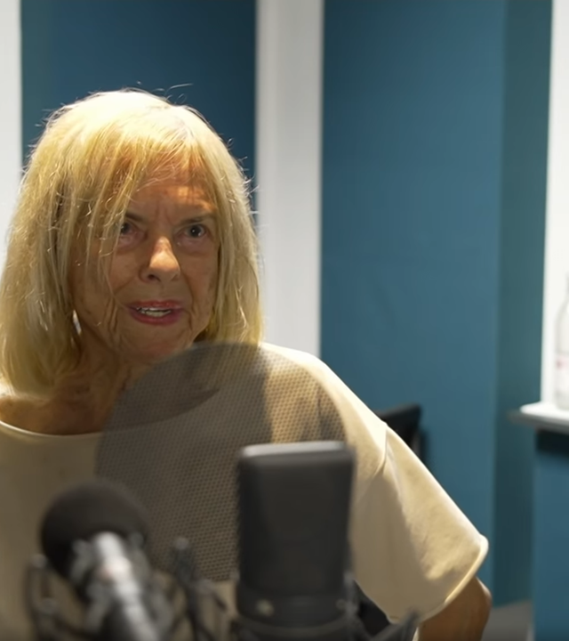 Luise Lunow steht am Aufnahmemikrofon