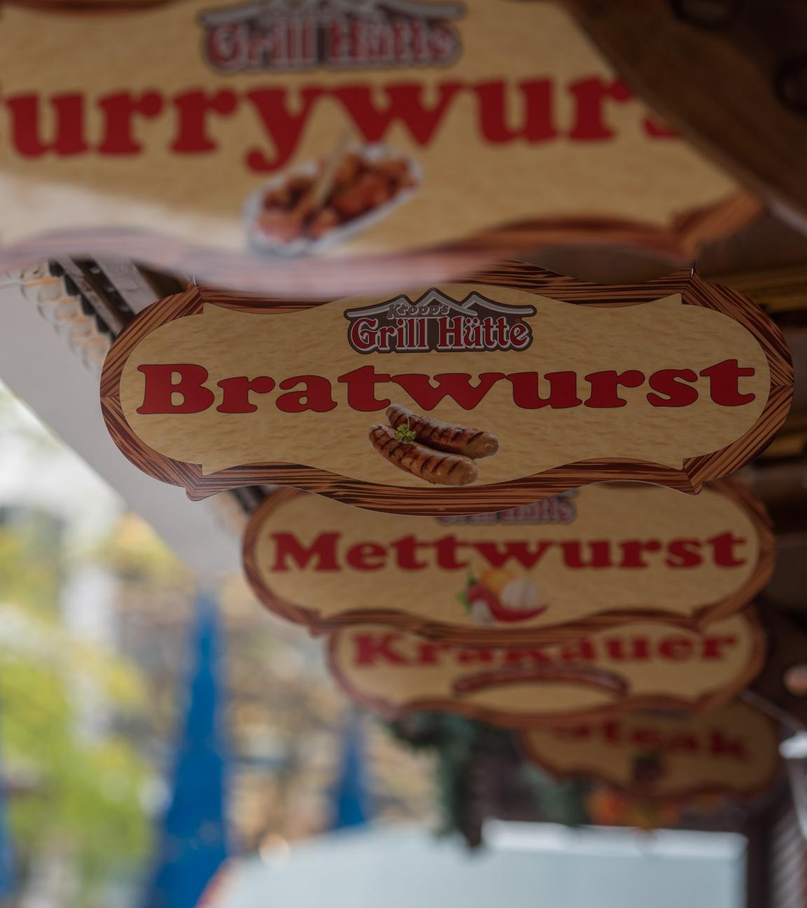 Bratwurststand Grillhütte mit Preistafel am Samstag, den 05. November 2022 in Duisburg. 