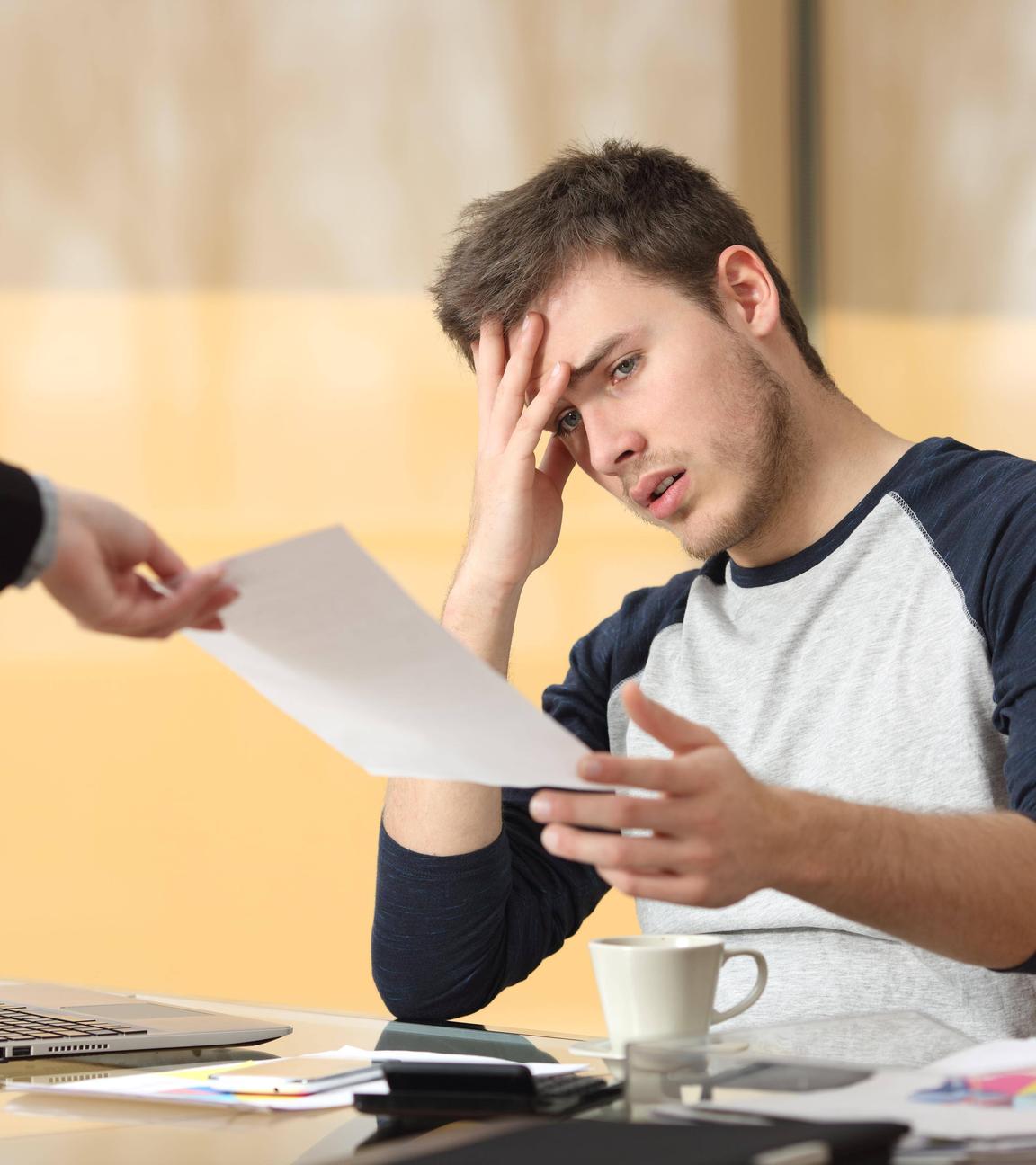 Nachteile durch Änderungskündigung beim Job: Mann bekommt Vertrag in Hand