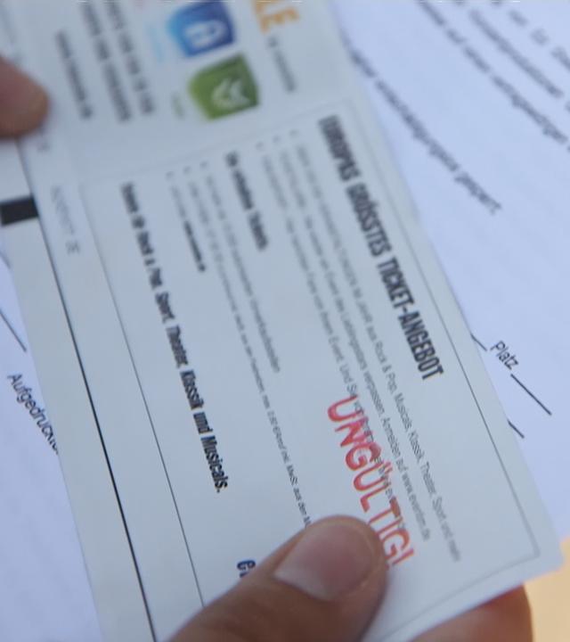Ungültiges Ticket wird in der Hand gehalten