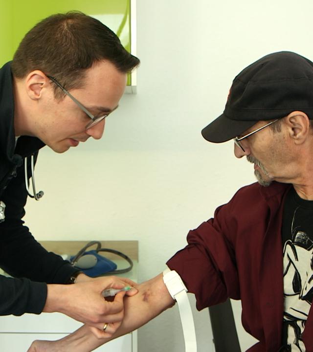 Patient bei Blutabnahme in Hausarztpraxis