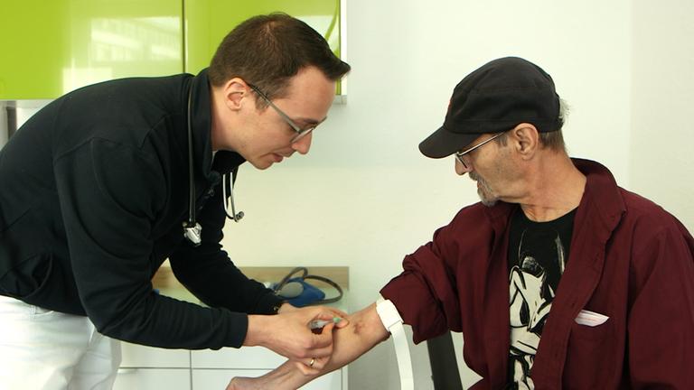 Patient bei Blutabnahme in Hausarztpraxis