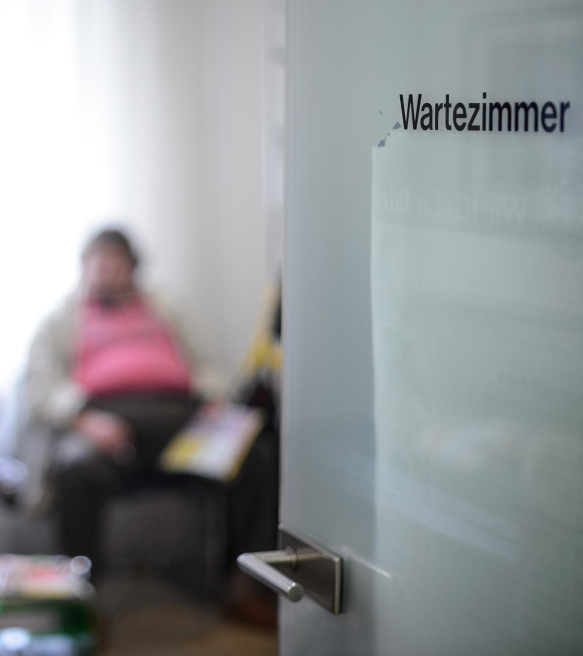 Patienten warten in einem Wartezimmer am 09.03.2018 in Baden-Württemberg.