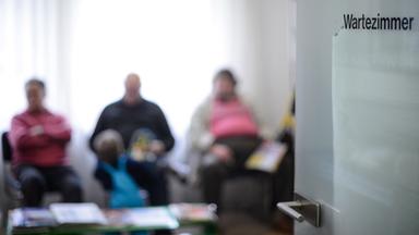 Patienten warten in einem Wartezimmer am 09.03.2018 in Baden-Württemberg.