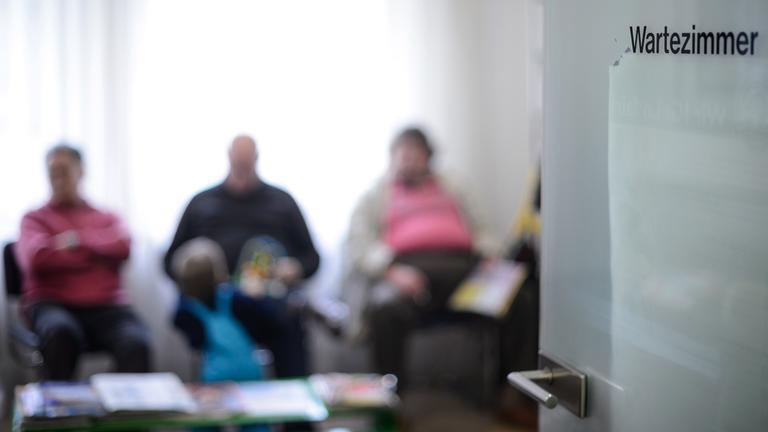 Patienten warten in einem Wartezimmer am 09.03.2018 in Baden-Württemberg.