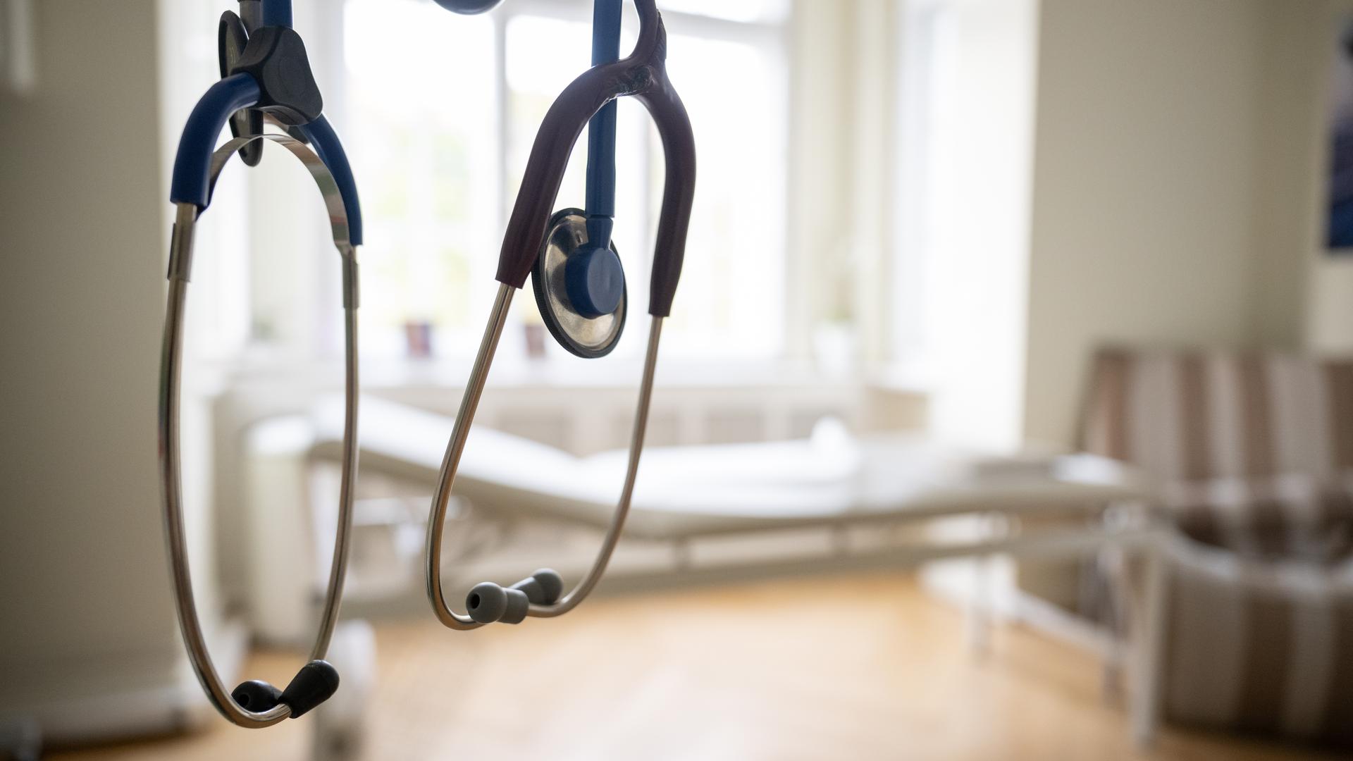 Berlin: Stethoskope hängen während eines Pressetermins in einer HNO-Praxis.