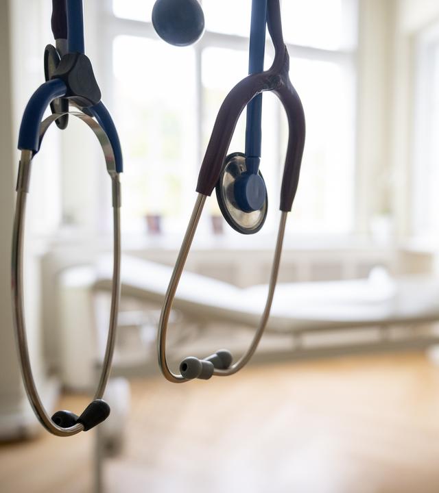 Berlin: Stethoskope hängen während eines Pressetermins in einer HNO-Praxis.