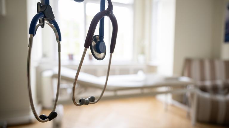 Berlin: Stethoskope hängen während eines Pressetermins in einer HNO-Praxis.
