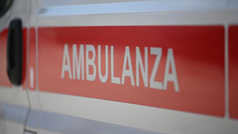 Die Aufschrift "Ambulanza" eines italienischen Krankenwagens.