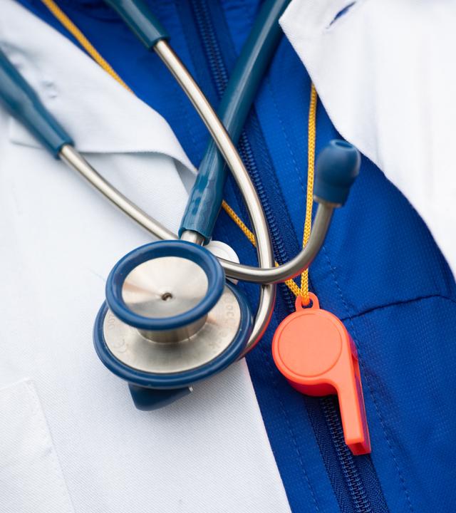  Ein Mann nimmt an einer Demonstration von hunderten Ärzte und Ärztinnen teil, die mehr Geld und die Sicherung ihres Tarifvertrages fordern, dabei trägt er ein Stethoskop und eine Trillerpfeife um den Hals.