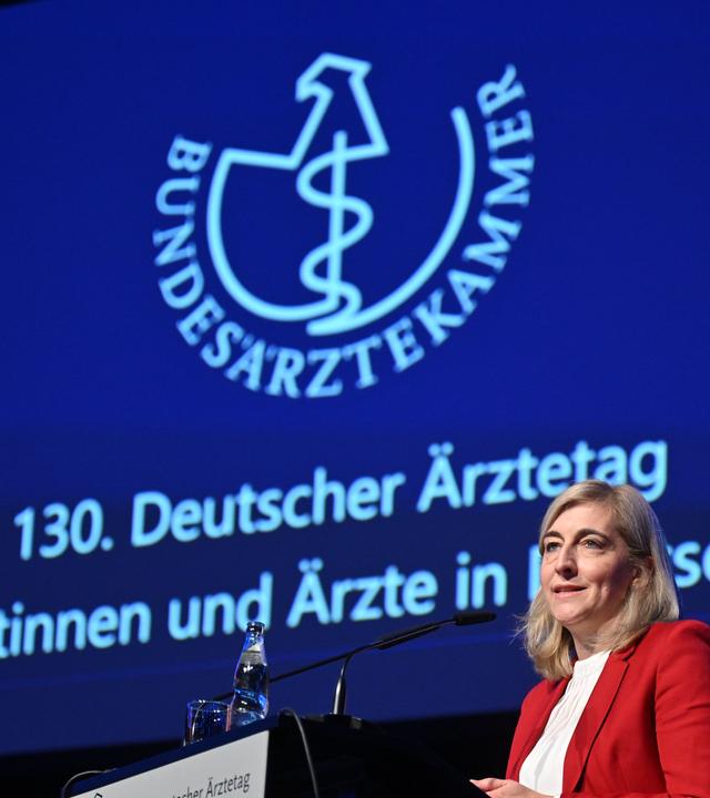 Bundesgesundheitsministern Warken zu Gast beim Deutschen Ärztetag.