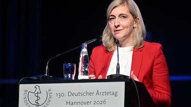 Als Gastrednerin auf dem Deutschen Ärztetag musste Bundesgesundheitsministerin Warken viel Überzeugungsarbeit für ihre Reformpläne leisten.