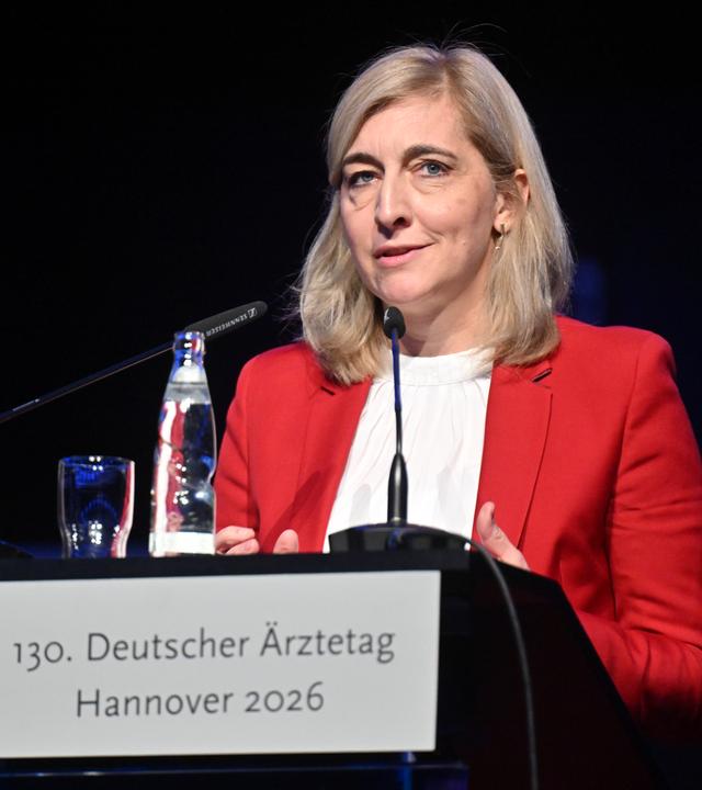 Als Gastrednerin auf dem Deutschen Ärztetag musste Bundesgesundheitsministerin Warken viel Überzeugungsarbeit für ihre Reformpläne leisten.