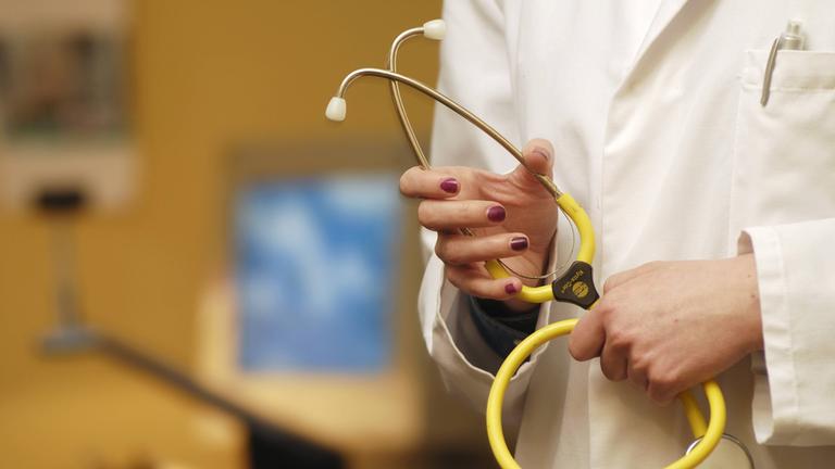 Symbolbild: Ärztin mit Stethoskop