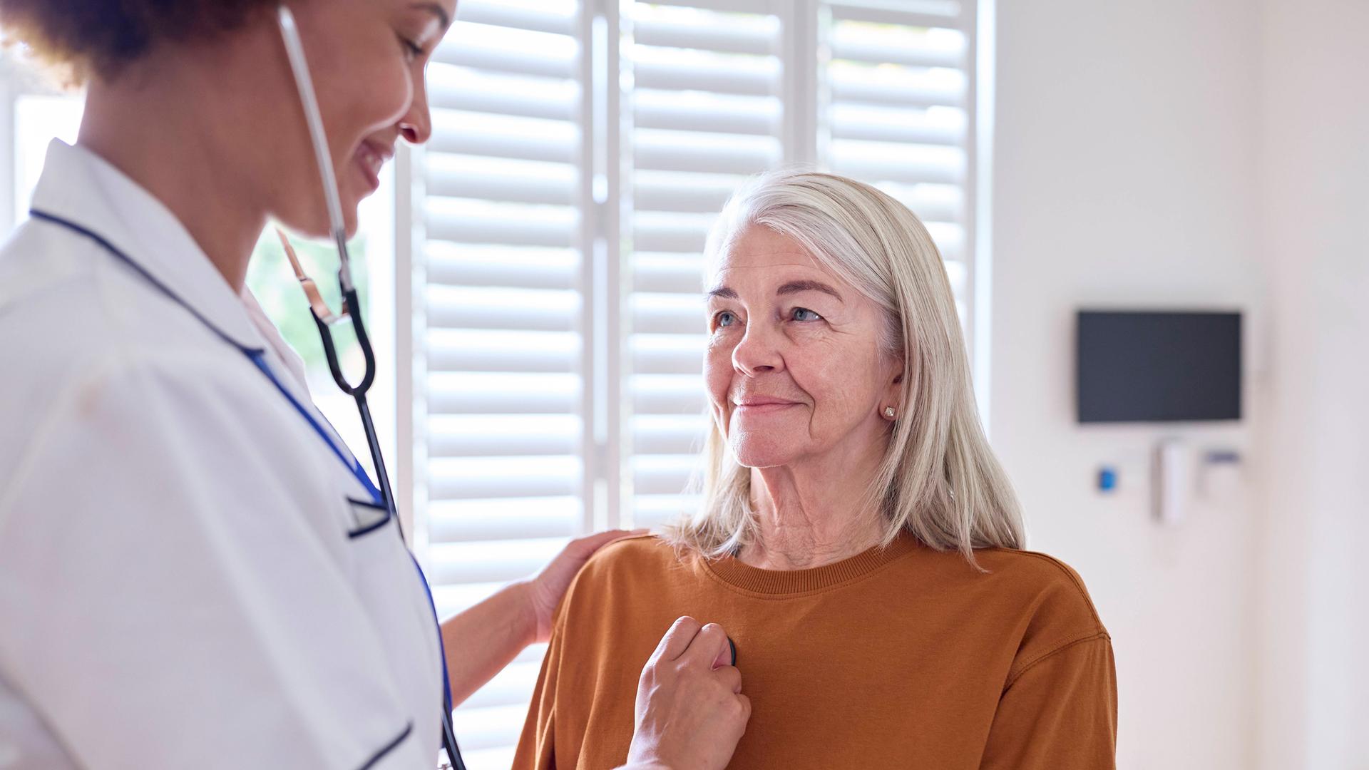Ärztin untersucht eine Patientin (Typical)