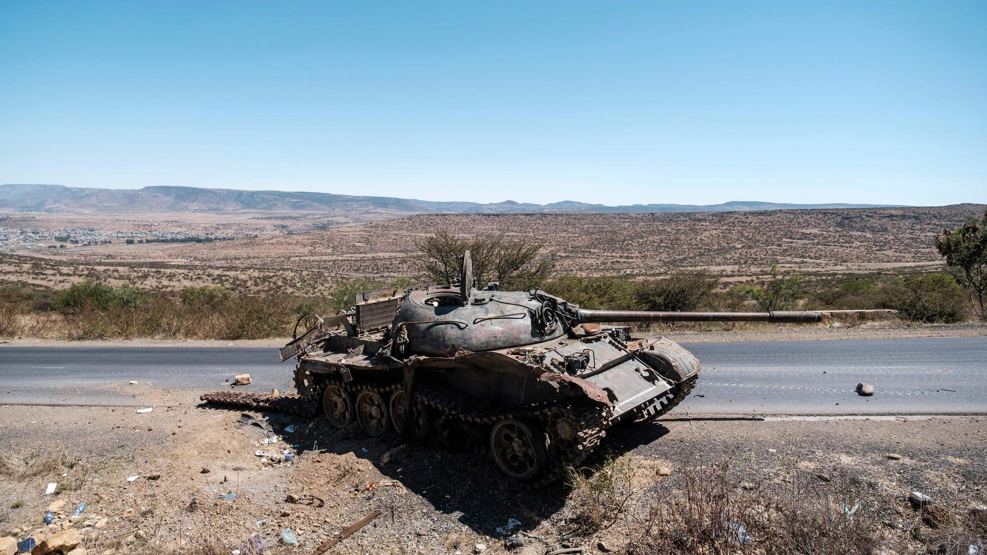 Ein zerstörter Panzer steht am Straßenrand in der äthiopischen Provinz Tigray.