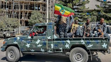 Angehörige der äthiopischen Bundespolizei (EFP) patrouillieren auf der Ladefläche eines Pick-ups und nehmen ihre Einsätze wieder auf, nachdem Regierungstruppen die Rebellen der Volksbefreiungsfront von Tigray (TPLF) am 9. Oktober 2026 in Mekelle zurückgedrängt haben.
