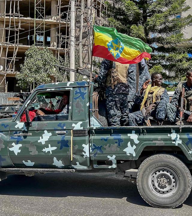 Angehörige der äthiopischen Bundespolizei (EFP) patrouillieren auf der Ladefläche eines Pick-ups und nehmen ihre Einsätze wieder auf, nachdem Regierungstruppen die Rebellen der Volksbefreiungsfront von Tigray (TPLF) am 9. Oktober 2026 in Mekelle zurückgedrängt haben.