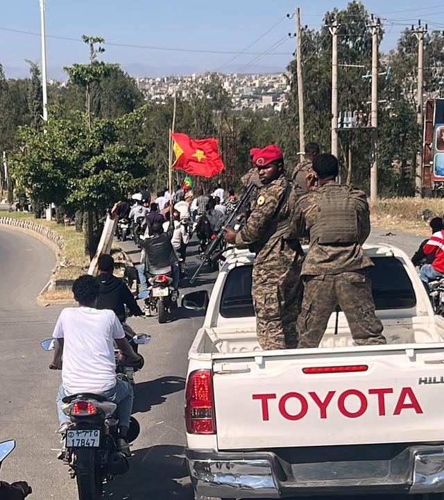 Äthiopien: Soldaten nehmen an einem Umzug zur Begrüßung des ehemaligen Tigray-Führers Getachew Reda in Mekelle (Äthiopien) teil.