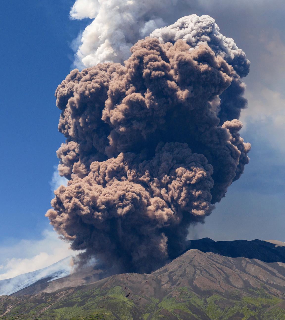 Rauchwolken steigen vom Vulkan Ätna auf der Italienischen Mittelmeerinsel Sizilien auf. Aufgenommen am 02.06.2025.