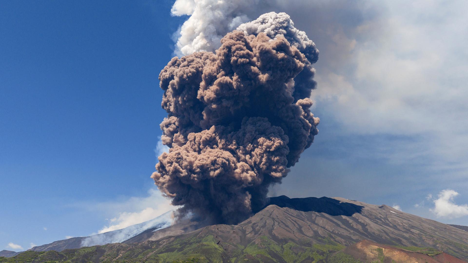 Rauchwolken steigen vom Vulkan Ätna auf der Italienischen Mittelmeerinsel Sizilien auf. Aufgenommen am 02.06.2025.