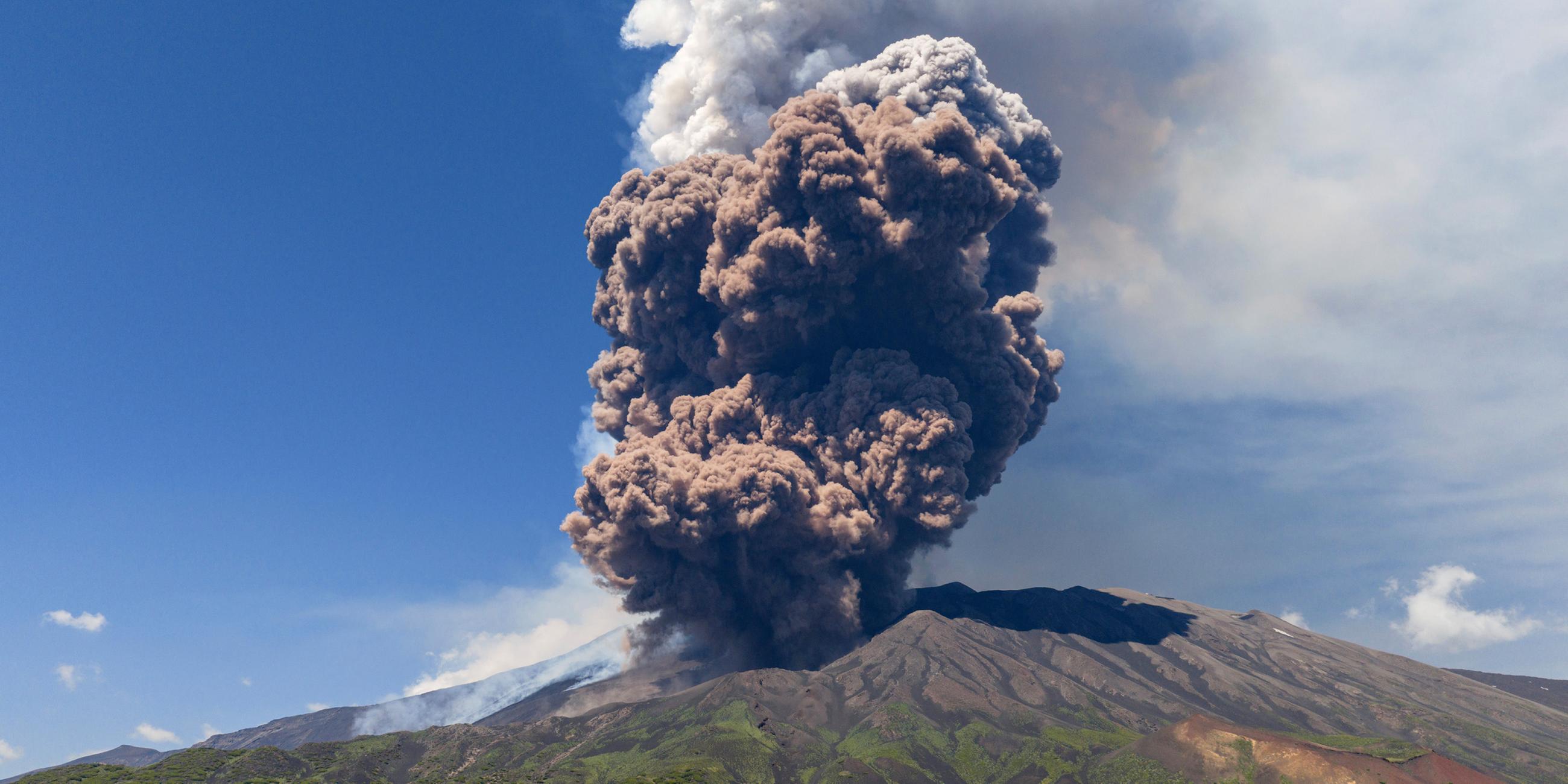 Rauchwolken steigen vom Vulkan Ätna auf der Italienischen Mittelmeerinsel Sizilien auf. Aufgenommen am 02.06.2025.