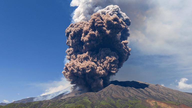 Rauchwolken steigen vom Vulkan Ätna auf der Italienischen Mittelmeerinsel Sizilien auf. Aufgenommen am 02.06.2025.