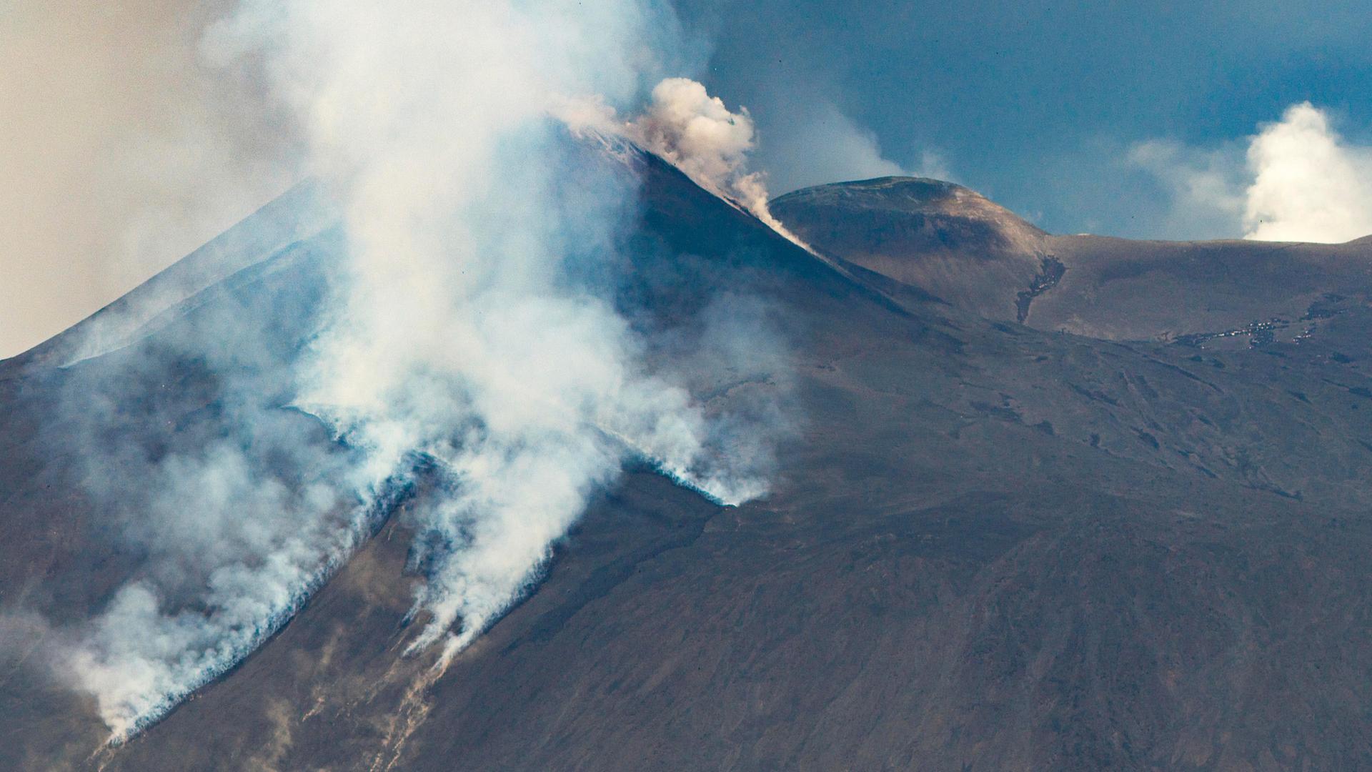 Rauchwolken steigen vom Vulkan Ätna auf der Italienischen Mittelmeerinsel Sizilien auf. Aufgenommen am 02.06.2025.