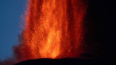 Ätna: Lava schießt empor bei Nacht - Aufnahme vom 4. August 2024