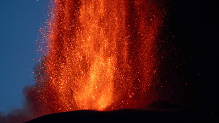 Ätna: Lava schießt empor bei Nacht - Aufnahme vom 4. August 2024